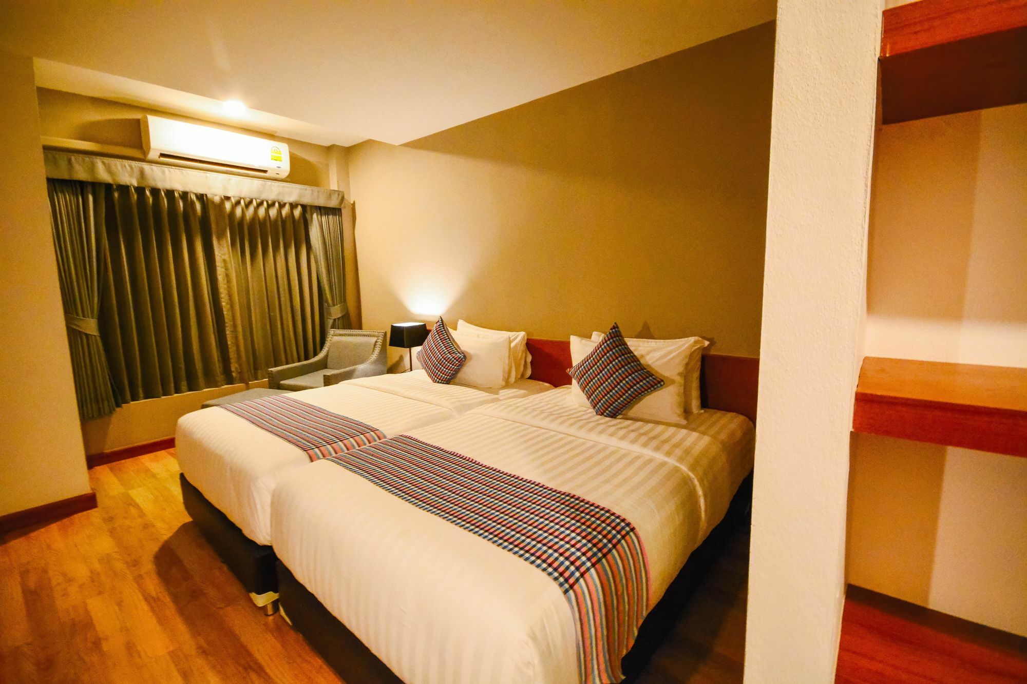 Comet Hotel Surat Thani Luaran gambar